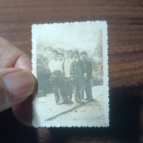 老照片–六名年轻人站在景区路上合影