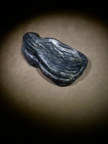 端砚,立体满工雕刻荷叶,雕刻精细逼真,维妙维肖栩栩如生。砚堂天然鱼脑冻、火捺。砚背部落款:黄任。砚长16.6厘米,宽9厘米,厚2.6厘米