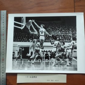 超大尺寸：1979年，谢恩华摄影《又是两分》获第二届全国体育摄影竞赛一等奖，八一队战胜来华的美国男篮