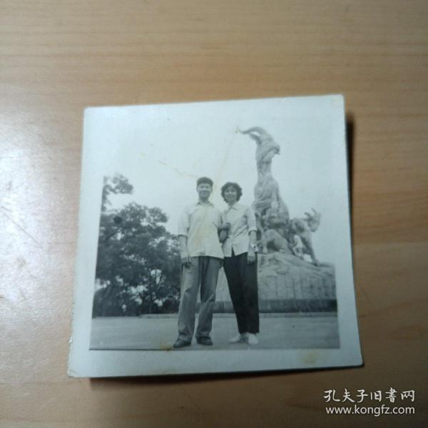 老照片–一对中年夫妇在广州五羊雕塑前合影