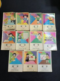 九年义务教育六年制小学教科书33册合售（《数学》1-12册缺第四册，《自然》1-12册缺第九册，《语文》《英语》各三册，《国防教育》两册、《汉语拼音字母》一册，《中国香港1997小学生十知道》一册，《语文》小学新实验课本第一册）