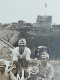 【杂项】民国时期 日本兵在城墙老照片一件(6*4.5)
