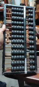 六七十年代13档老算盘一架！木质框架，珠子齐全，拨打顺手！38x18x3厘米，完整结实！ 适合收藏或做民俗摆件，收藏价值高。