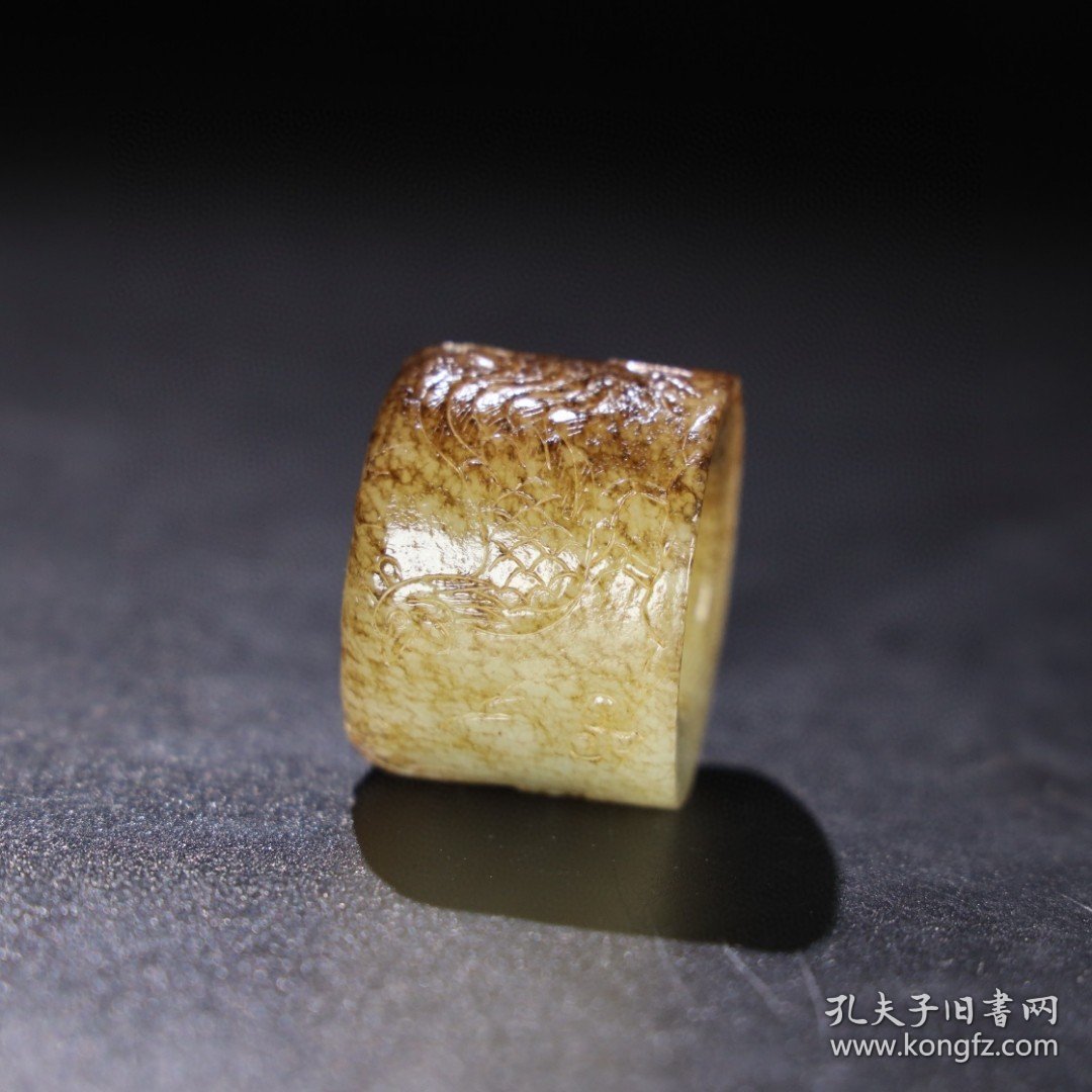 旧藏 和田玉扳指，玉质细腻油润，包浆老道，，尺寸长 3.9厘米，宽 3厘米，内径 2.3厘米，重 65克！