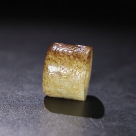 旧藏 和田玉扳指，玉质细腻油润，包浆老道，，尺寸长 3.9厘米，宽 3厘米，内径 2.3厘米，重 65克！