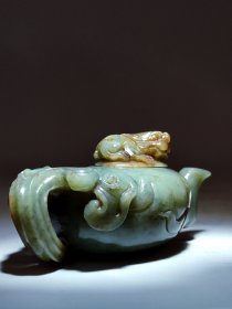 新疆和田玉玉壶一把，壶身满雕工，古朴精致，带和田玉证书