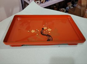 木粉胎金莳绘梅花茶盘。品相还行，几乎没有划痕。长33厘米，宽21厘米，高4.5厘米。满58包邮偏远地区邮费自付。