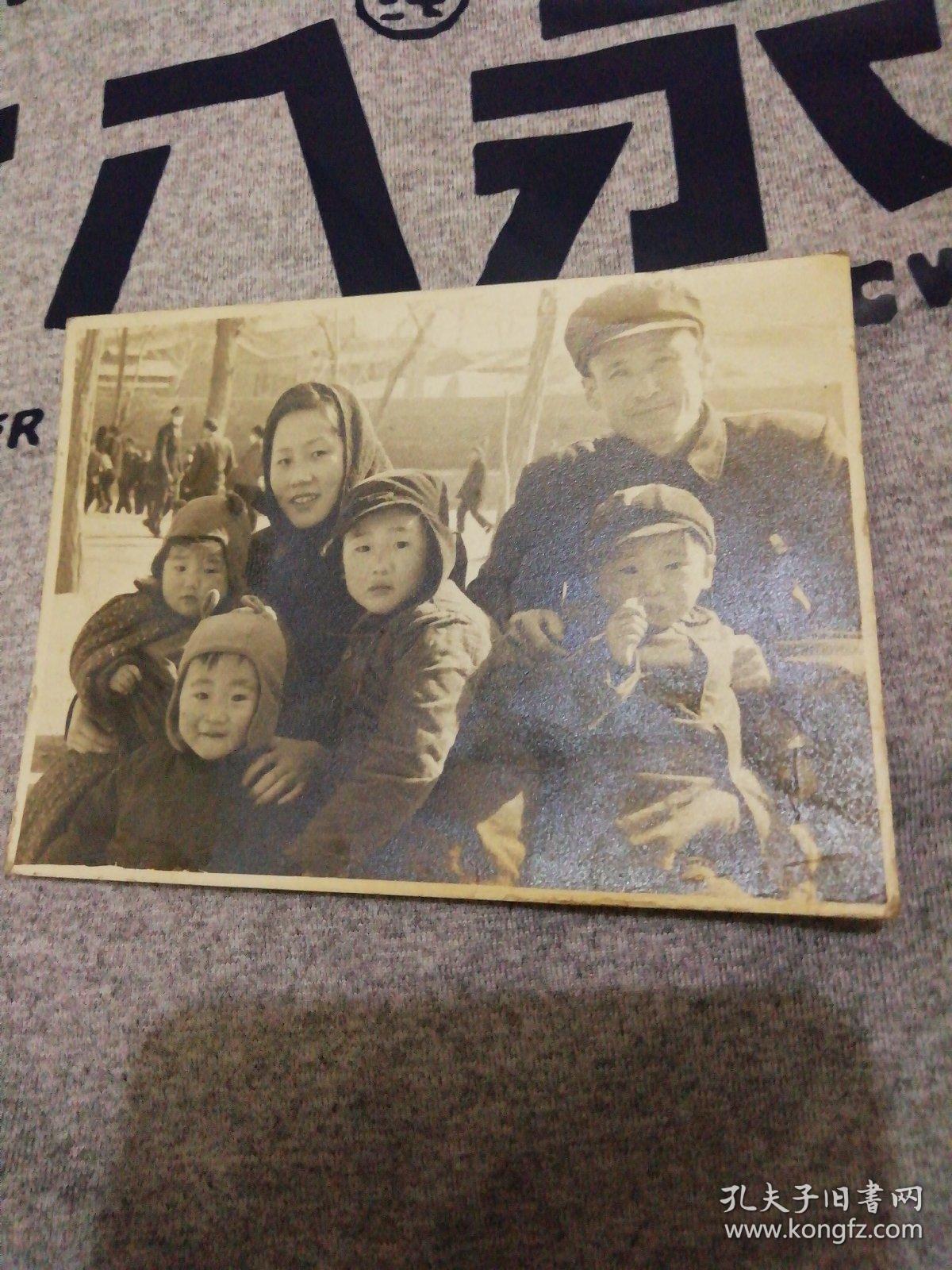 50年代父母和他们的四个儿子老照片十厘米x八厘米