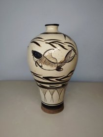 收藏级磁州窑白釉黑花鱼藻纹梅瓶。