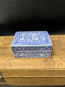 清中期、青花缠枝花卉纹印泥盒印尼缸全品、尺寸9×7×4公分。适合收藏