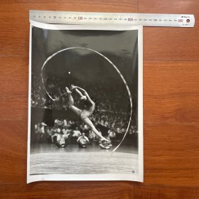 超大尺寸：1980年，北京体育学院艺术体操班，女大学生在表演民族彩带操