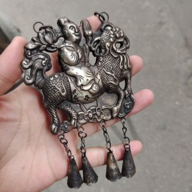 麒麟送子镂空双面雕工带链子老银锁，仿旧收藏长命富贵锁，带款。 白铜镀银