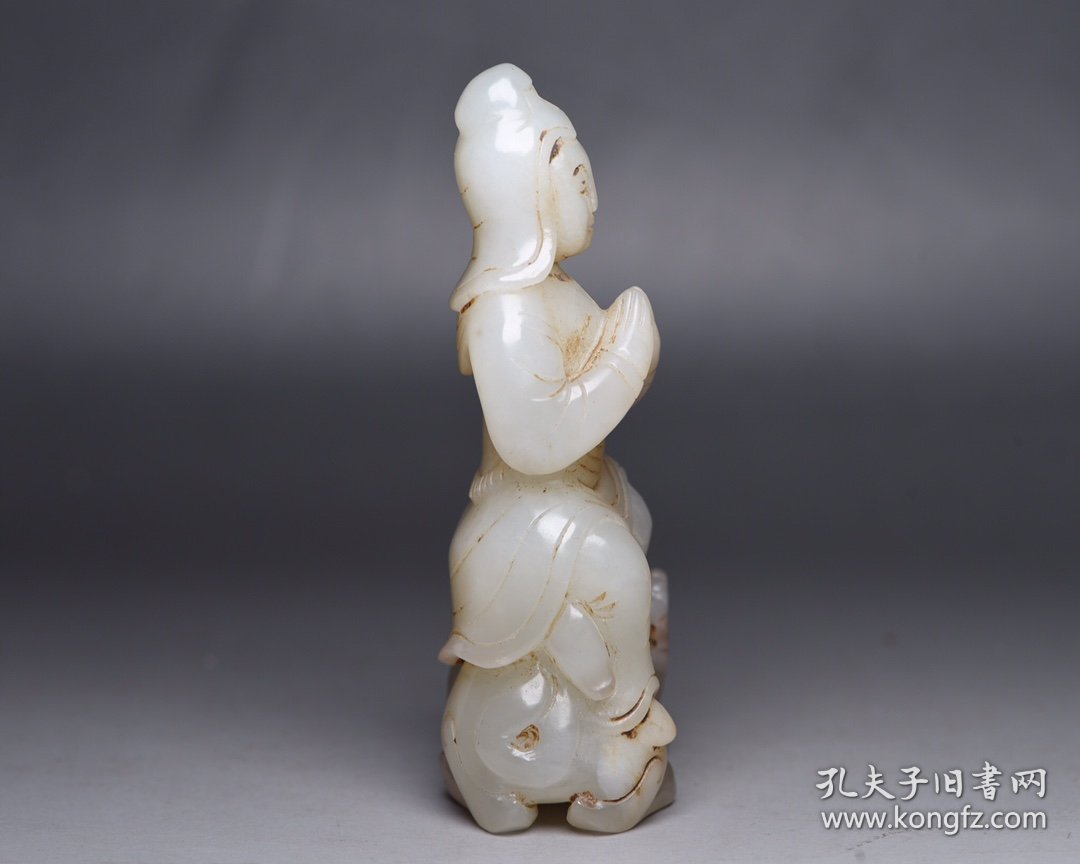 和田玉观音 规格: 9.5×4.5×3.0厘米 重 135克。 玉质温润细腻，沁色自然，刀功老道，皮壳包浆一流，雕刻生动，线条流畅，品相完美！