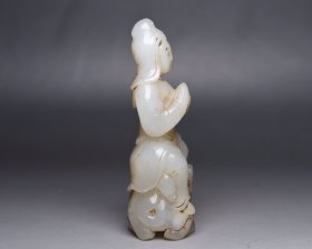 和田玉观音 规格: 9.5×4.5×3.0厘米 重 135克。 玉质温润细腻，沁色自然，刀功老道，皮壳包浆一流，雕刻生动，线条流畅，品相完美！