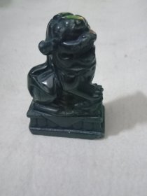 墨晶石狮子镇纸摆件一个威武霸气品如图多处有伤损6X4X8.6Cm