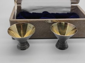 纯银杯 古董银杯一对 内部鎏金 清酒杯 斗笠银杯 带原装盒子 底部有扶轮社会徽 底部有三越银器 纯银戳记 重约41g左右