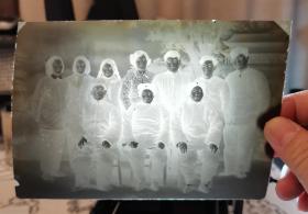 解放初5x7画幅银盐大底片合影照，16x11.5厘米，解放后这种卤化银的底片极其稀少。后两图为软件反色影像