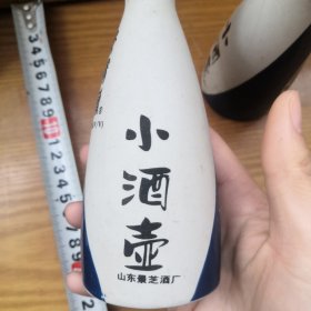 景阳冈小酒壶，武松打虎图案，两个合售。有磕碰，冲，两个10元，一品