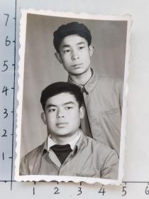 60年代昆明工学院两学生合影泛银照片(邹位相册，邹位约1961年毕业于昆工附中，之后就读于昆明工学院)