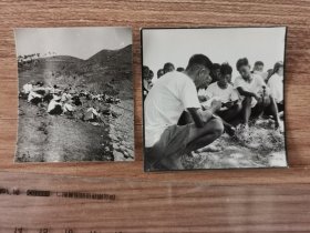 1965年，安徽农村社员在空余时间休憩，学习政治理论。老照片两种