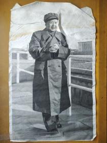 丝织《毛主席穿军装大衣走步》宣传画。高69厘米，宽43厘米。。