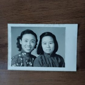 1950年2名女子合影照片