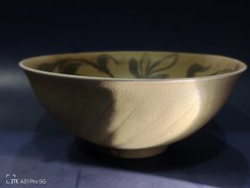 卖一老碗，口径16.5厘米，高8厘米，足径6.5厘米。AI说是宋代越窑褐彩莲花碗，品相完好无瑕疵，单色釉，画花自然流畅。经典收藏瓷器，喜欢的朋友可以联系我。