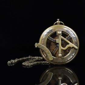 怀表式的铜指南针一块，直径6.6厘米，厚2厘米，重160克