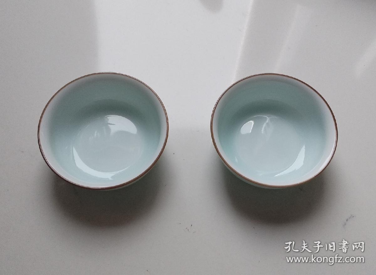 影青品茗杯一对  手工制作，釉亮如水，清新淡雅