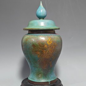 宋钧瓷窑变釉刻字描金将军罐摆件：本品器型端正，做工精细，胎质细腻光滑。老味十足，自然磨损，值得拥有：尺寸42x19厘米．