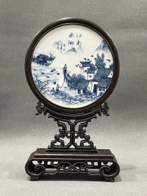 精品鸡翅木镶青花山水圆形瓷板画插屏摆台！ 《江南水乡》 尺寸高37×长21×宽6 「可拆卸组装」