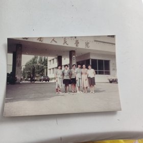 老照片，八九十年代，医护人员在山西省人民医院门口合影非常具有年代