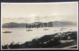 【照片珍藏】民国威海刘公岛一隅及周边景象，可见岛上房屋和水面排列整齐的舰队。甲午战争之后，刘公岛被英国强租并成为英国皇家海军远东舰队的疗养避暑胜地，此画面记录了当时情景。老照片内容少见，颇为难得