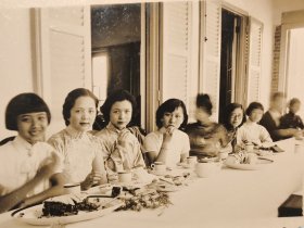 民国吃西餐的旗袍美女老照片