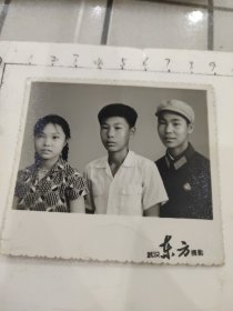 兄妹三人合影照/军人戴像章