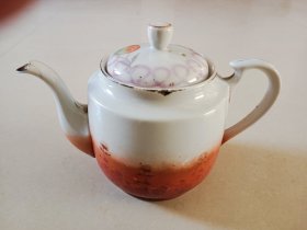 民国海草喷红茶壶 壶嘴冲线 壶口沿有残 盖子后配内也有残 壶身壶把壶底完整