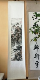 山水画一幅，立轴《层峦叠嶂》，已手工装裱，实木轴头，品相看图，尺寸:180*40厘米（画芯尺寸100*26厘米），保真！！！