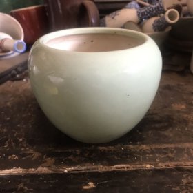 豆青釉香炉一只