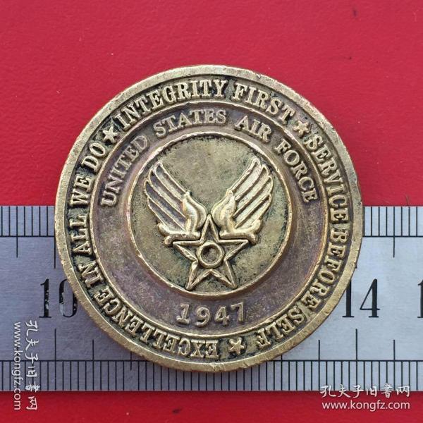A541美国空军卓越的我们所做一切诚信至上服务1947铜牌铜章珍收藏