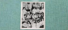 南北方南定纺织厂托儿所的孩子们在一起欢度佳节  照片长17.5厘米宽15厘米