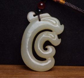 和田玉猪龙 规格： 6.0×3.9×1.1厘米，重 44克 密度高，沁色自然，油性十足，雕工精细考究，寓意好，玉质细腻温润，收藏精品！