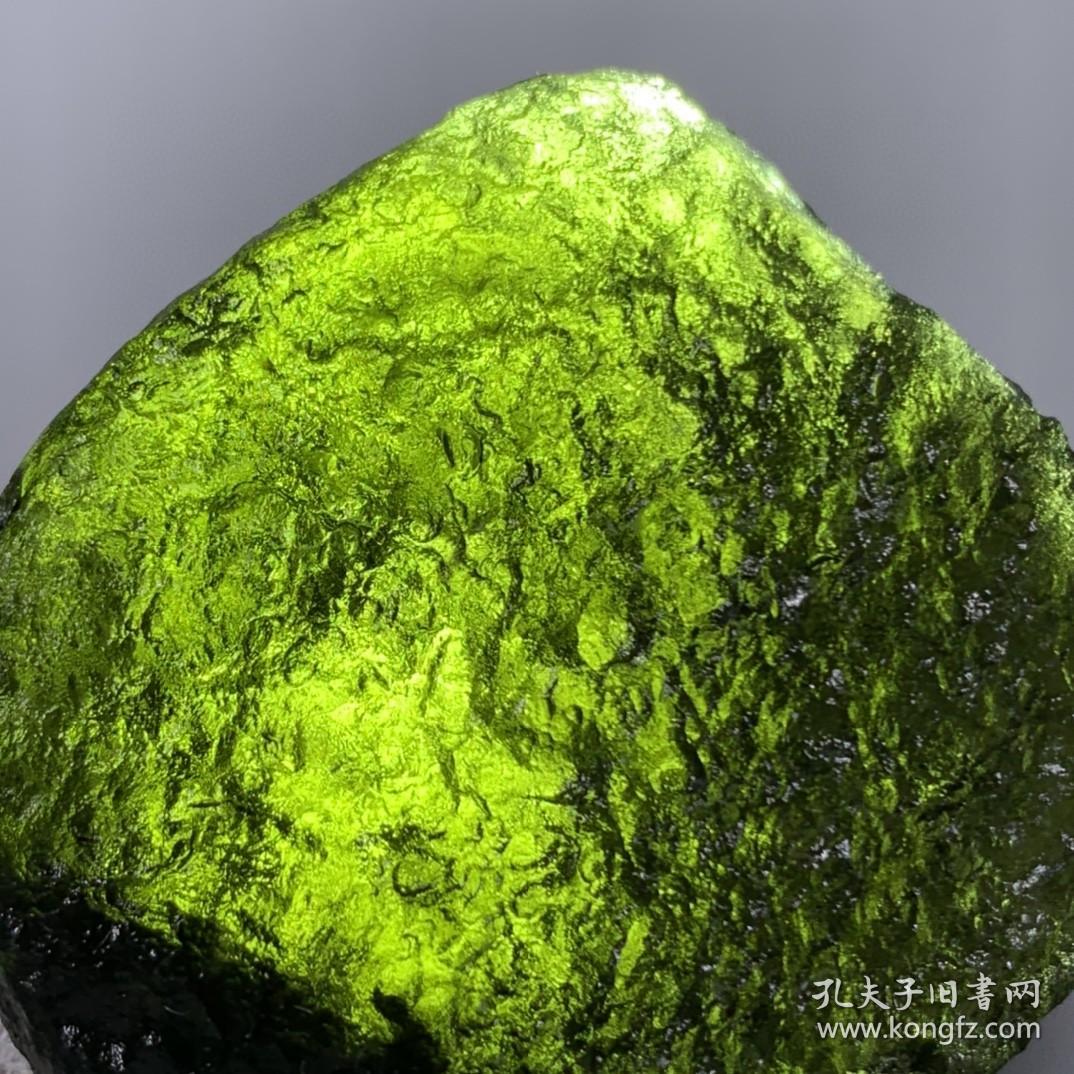 捷克陨石是一种玻璃陨石,无磁性 规格5×4.6×1.4厘米 净重42.9克 7a