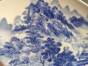 马小英，女，高级陶瓷工艺美术师，1975年生于“瓷都”景德镇陶瓷世家，1996年毕业于景德镇陶瓷美术学院美术系。现为江西省工艺美术学会陶瓷艺术专业委员会委员，景德镇市陶瓷美术家协会会员。毕业后，一直从事陶瓷绘画创作工作。
