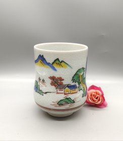 日本九谷烧，超大号山水茶杯，手绘交趾釉山水风景图案，开片纹理自然。杯身绘制青山绿水、红叶小屋，色彩清新艳丽。底部有款。口径9厘米，高11.5厘米。