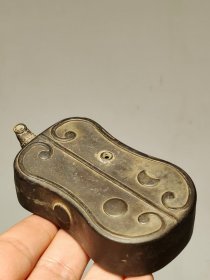 旧藏: 铜制墨水壶 文房用 造型雅致 小巧有趣 尺寸: 高2.2厘米 长9厘米。