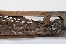 老花板，镂空雕刻《松鹤延年》，整块红豆杉木料镂空雕刻而成，正反面雕刻，雕刻精细，保存完好，长294厘米，宽32厘米，厚度10厘米
