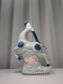 藏羚羊手绘青花酒瓶，瓶盖塞断了后粘，看图细节。