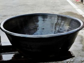 大尺寸黑陶缸，可做鱼缸，高31直径90厘米，可养鱼种花，极具观赏性，必是韵味极佳。