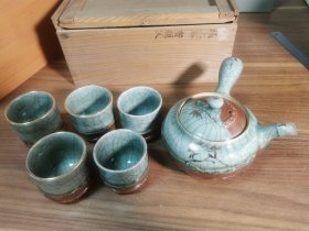 【特价精品】相马烧茶具套装一壶五杯，日本购回，相马烧茶具套装，松针相马烧，壶身和杯底都绘制有金马图案，底款相马近景，壶的口径8厘米，肚径13厘米高度10厘米，杯子的口径6.5厘米高度6.2厘米，有一个非原装木头盒子，相马烧有自然开片，金丝铁线，看好拍不讲价不退换不包邮。