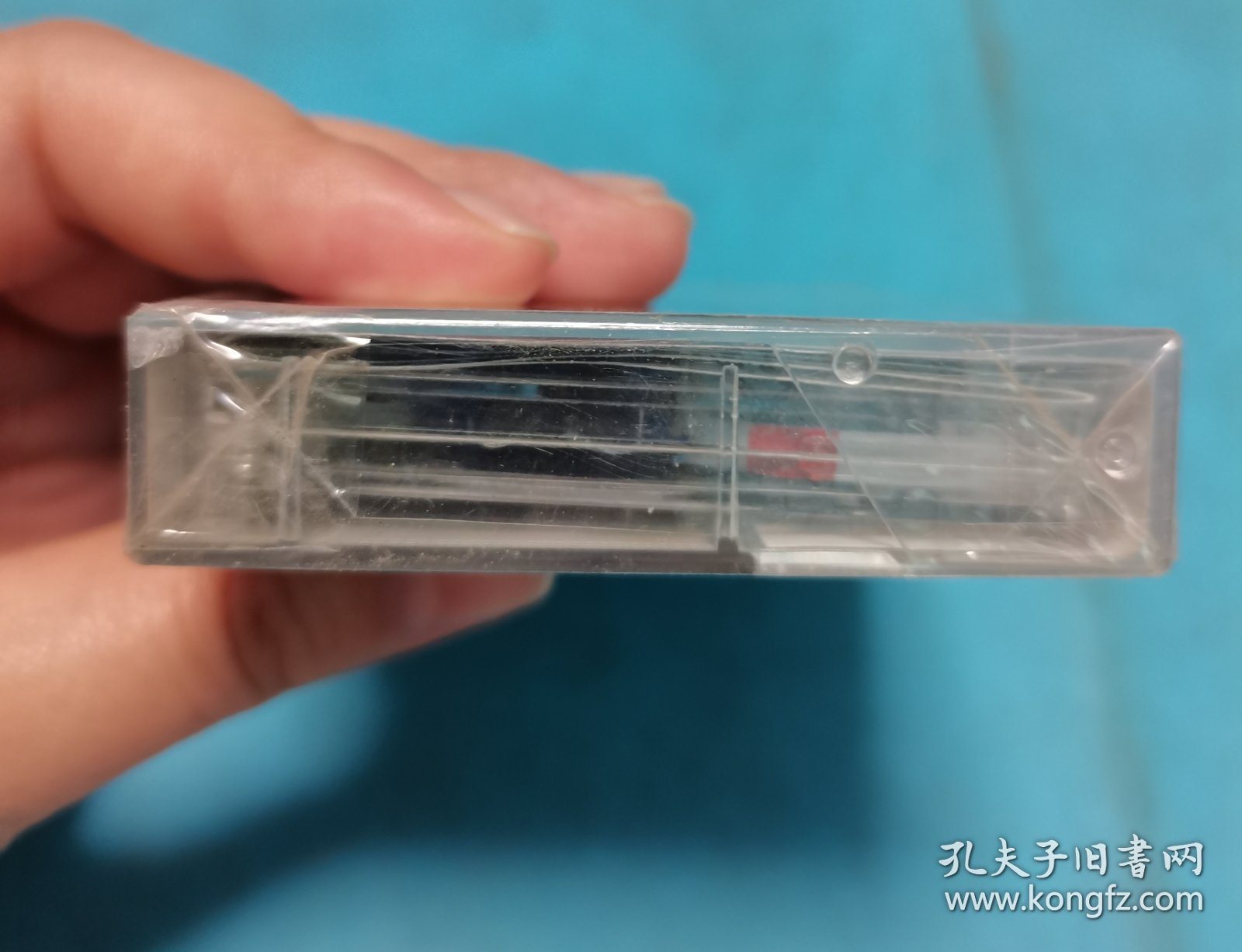 【磁带】张洪量 全世界只有你不知道(未拆封，上端一角有破裂)〈所有音像制品，版本自鉴！！！！由于属于特殊可复制性商品，不接受任何原因的退换，不，退，不，换!试听可以正常播放，请看好图片下单，播放器不同，播出的声音不同，不保音质! 〉